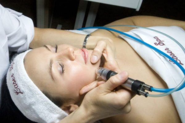 Exfoliation du visage par Microdermabrasion - Coup d'éclat